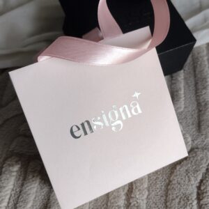 BOLSA CARTULINA + LOGO METALIZADO10X10X5,5 AL FRENTE MANIJA DE RASO X20U