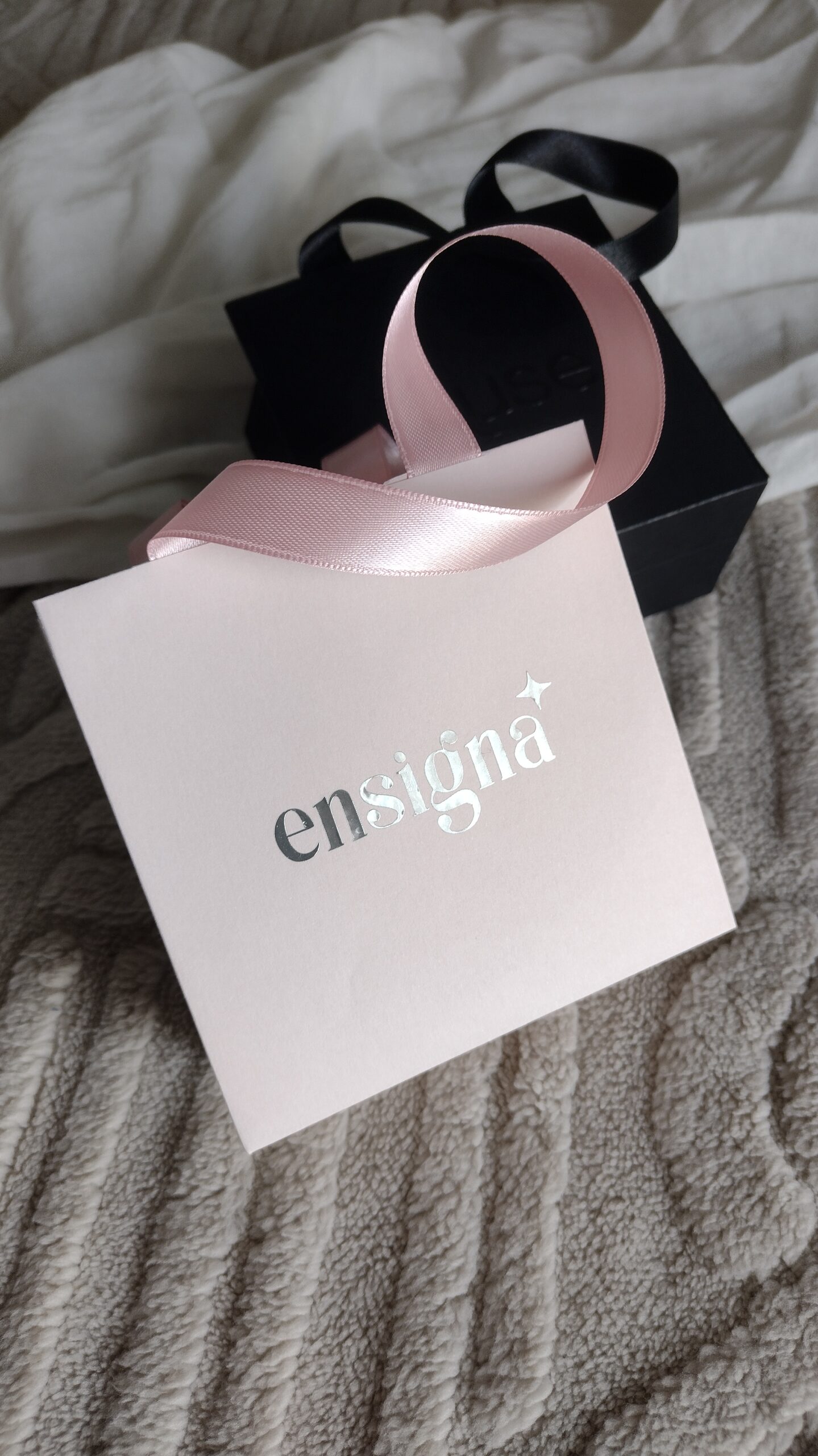 BOLSA CARTULINA + LOGO METALIZADO10X10X5,5 AL FRENTE MANIJA DE RASO X20U