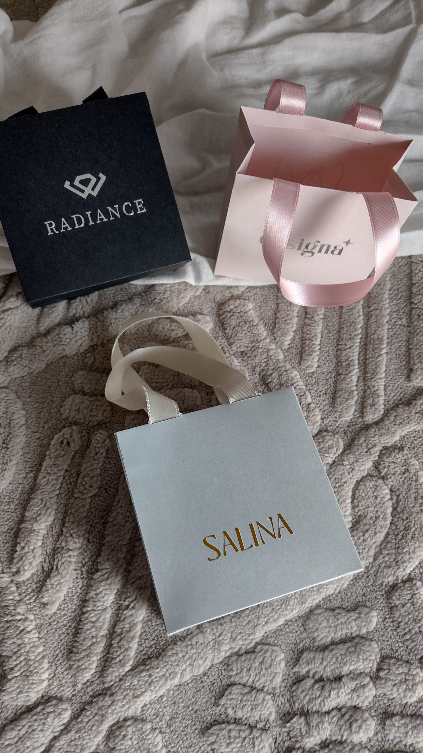BOLSA CARTULINA + LOGO METALIZADO10X10X5,5 AL FRENTE MANIJA DE RASO X20U - Imagen 2